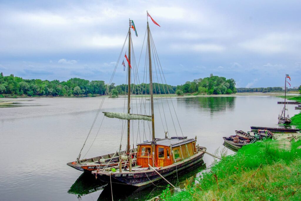 camping boat cruise loire