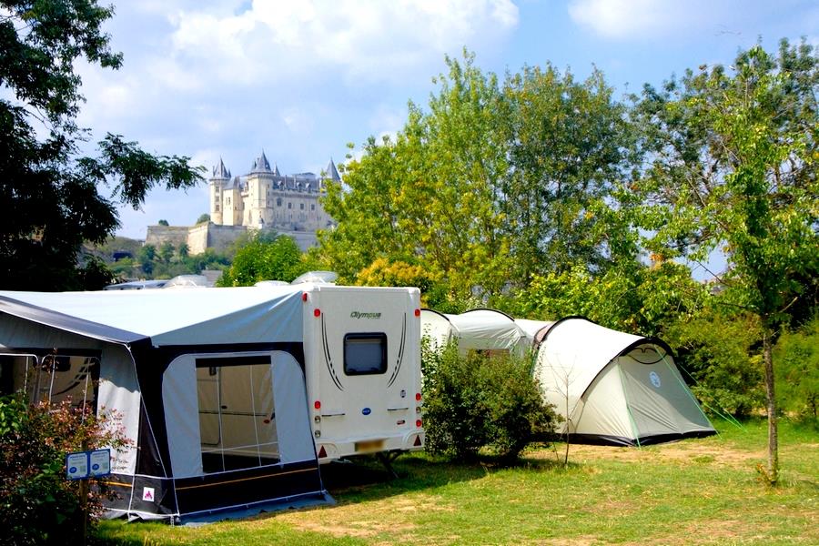 Forfait Confort + : tente, caravane ou camping-car / 1 voiture / électricité 10A avec point d’eau et évacuation eau grise sur place ou à proximité de l’emplacement