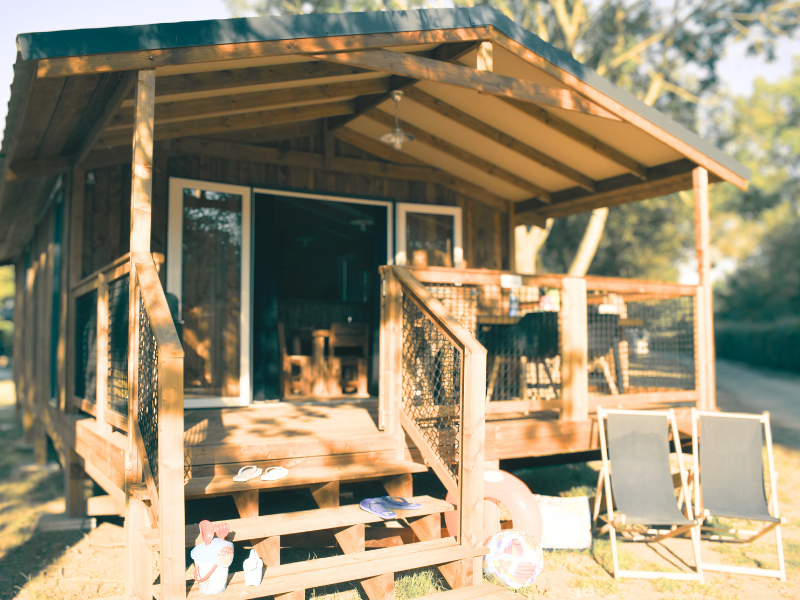 Lodge Premium VIP 34m² – 2 chambres + TV + draps + serviettes + terrasse couverte de 11m²
